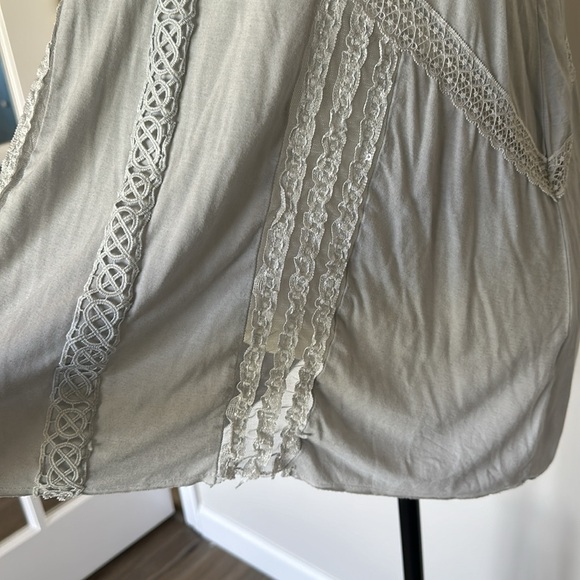 Woman’s POL lace tank - Picture 2 of 4